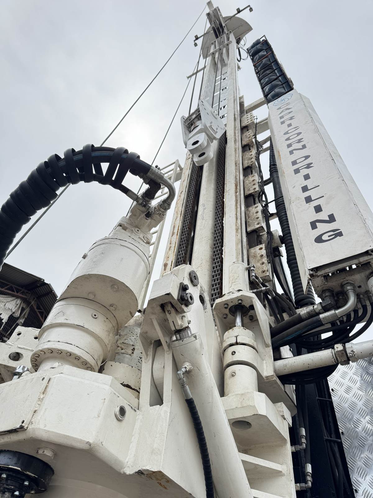 Capricorn Drilling mast with top drive